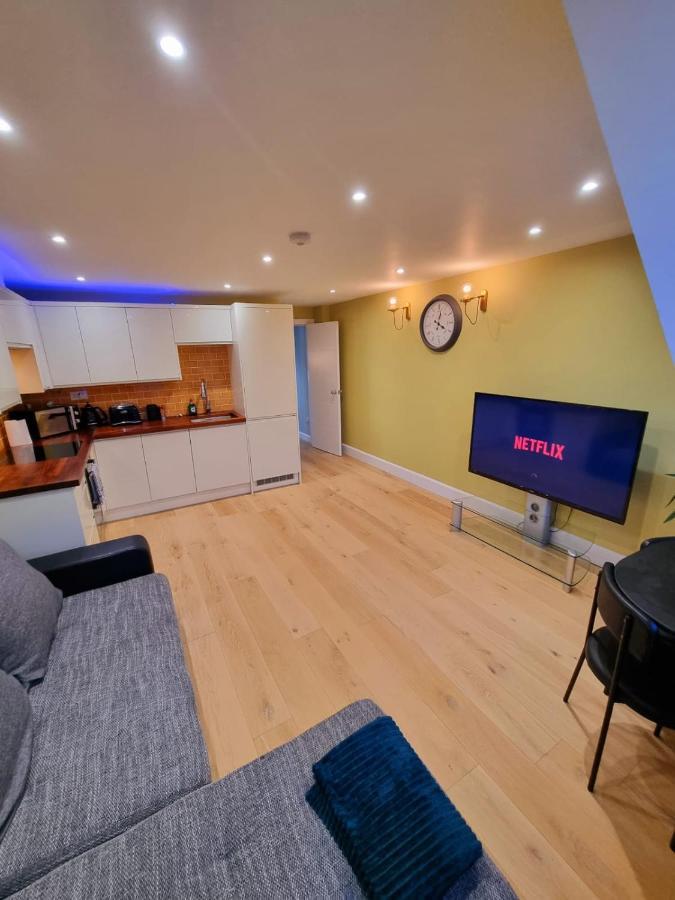 Stylish London Apartment With Terrace & Parking Eksteriør billede