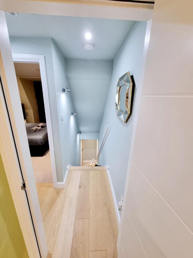 Stylish London Apartment With Terrace & Parking Eksteriør billede