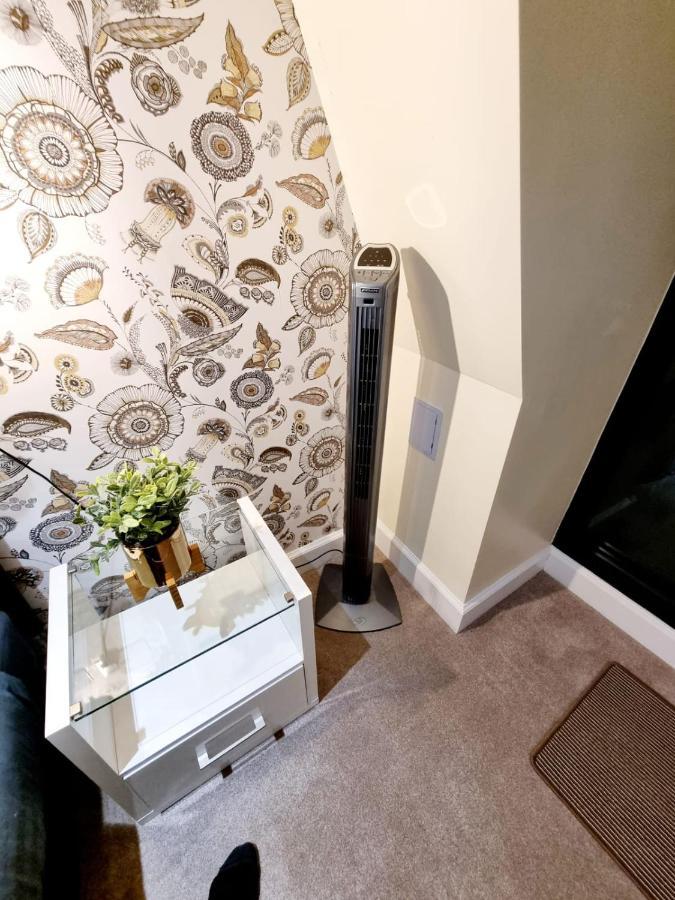 Stylish London Apartment With Terrace & Parking Eksteriør billede